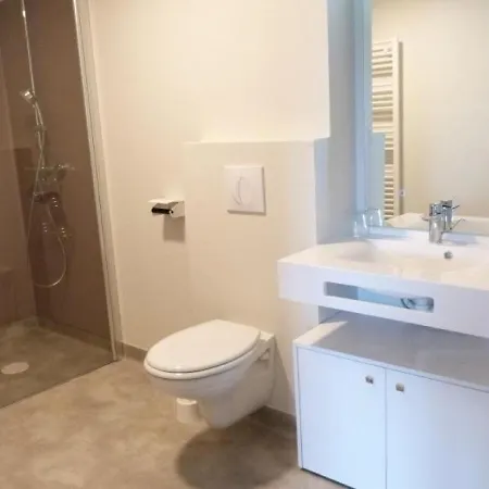 Pmr Avec Balcon, 2 Chambres, Acces Direct Plage, Piscine, Parking Securise - - Fr-1-194-220 *